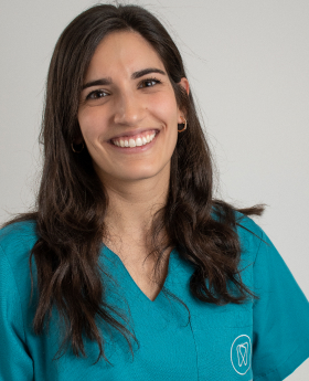 primer pla de la dentista Laura Coma, de la Clínica Dental Aiguafreda
