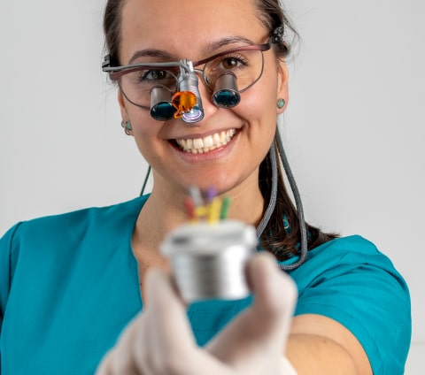 Primer plar d'una dentista de la Cínica Dental Aiguafreda