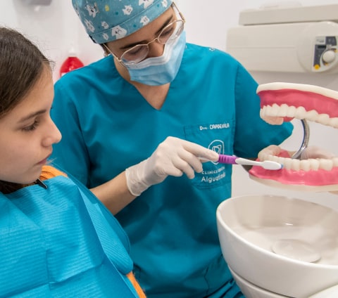 Doctora de la Cínica Dental Aiguafreda, explicanta a una pacient periodoncia